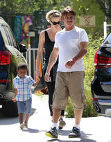 组图：塞隆吊带装性感 爱子与西恩-潘略显生疏