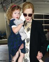 组图：妮可一家现身机场 辣妈左拉右抱无压力