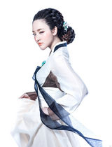 组图：新星刘小小韩服写真 轻灵优雅宛若古画