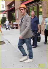 组图：皮特戴婚戒现身 婚后复工与小李合拍广告