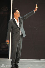 组图：吴镇宇现身太原助力梦想人气爆棚