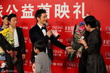 组图：《亲爱的》首映 赵薇黄渤与孩子温馨互动