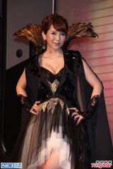 组图：波多野结衣台湾遭宅男围堵 大方秀事业线