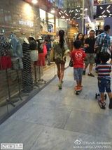 组图：张柏芝俩儿子踩滑板陪妈妈逛街 酷帅有型