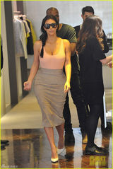 组图：卡戴珊吊带背心波涛汹涌 大秀丰满身材