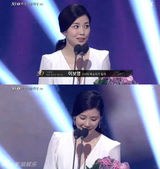 组图：百想全智贤金秀贤拿奖开怀 陶子下蹲颁奖