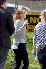 组图：艾玛沃特森着清新简装 秀发飘逸笑容满面