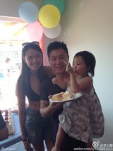 组图：李小鹏庆生派对 妻子比基尼出镜奥莉超萌
