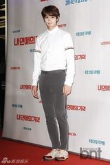 组图：众星试映拼时尚 朴敏英白衣显清纯