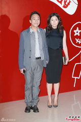 组图：郑希怡大婚热吻老公 欲为阿娇牵红线