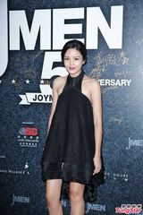 组图：许志安出席颁奖礼 混血模特真空上阵走光