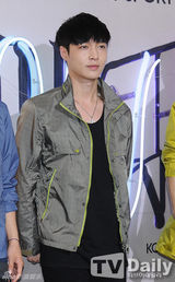 组图：EXO汤唯等亮相活动 休闲装扮也时尚