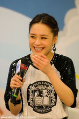 组图：阿娇(钟欣桐)露脐装宣传专辑 笑称自己是白富美