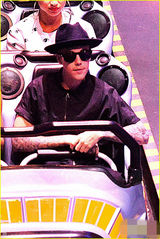 组图：比伯挑战过山车为自己点赞 女伴神似凤姐