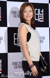 组图：韩星郑柔美出席首映 下衣失踪秀性感