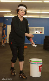 组图：史泰龙92岁母亲健身 筋肉紧实玩吊环举重