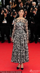 组图：奥黛丽-塔图印花长裙 端庄典雅知性美