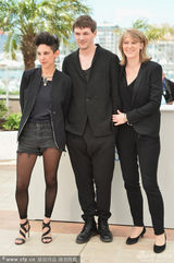 组图：《派对女孩》安琪莉可获拥吻难掩喜悦