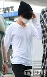 组图：SHINee等亮相机场 全副武装走神秘路线