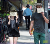 组图：艾玛斯通和加菲尔德举纸牌不愿被拍