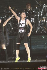 组图：多变哈林(庾澄庆)唱金曲 登小巨蛋万人同欢