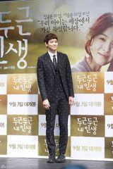 组图：宋慧乔粉嫩宣传新片 短裙落座险走光