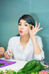 组图：Ella(S.H.E)新片挑战槟榔西施 实练包槟榔