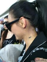 组图：张柏芝抵京粉丝热情 潮装搭马尾清纯靓丽