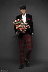 组图：胡夏写真化身捧花少年 温暖笑容清秀面庞