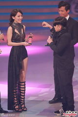 组图：港姐佳丽变身黑裙女战士 秀修长美腿