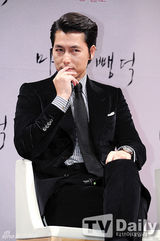 组图：郑雨盛忙不停 黑西装出席新片发布会