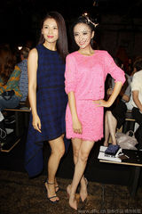 组图：佟丽娅时装周玩百变 黑网遮面穿粉扮嫩