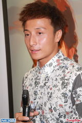 组图：方力申拍内裤广告 巨雕成焦点感无奈