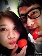 组图：梁静茹为儿庆满月 与老公亲密合影秀恩爱