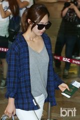 组图：少女时代组合现身机场 允儿消瘦泰妍遮脸