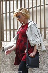 组图：斯嘉丽红裙挺大肚出街 踩高跟鞋行走吃力