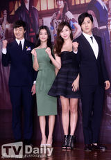 组图：《巡夜人》丁一宇郑允浩西服亮相显英气