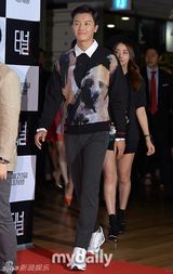 组图：韩星郑柔美出席首映 下衣失踪秀性感