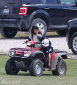 组图：贾斯汀-比伯/赛琳娜-戈麦斯复合狂秀恩爱 搂腰摸臀又熊抱