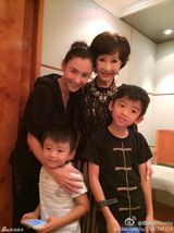 组图：张柏芝带两子会友人 Lucas变羞涩躲镜头