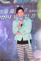 组图：周杰伦宣传个唱遇尴尬 粉丝催买钻戒求婚