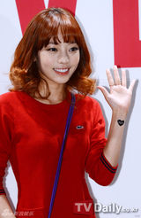 组图：具荷拉朴信惠等靓装出席时尚Party