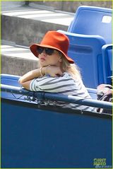 组图：“生活大爆炸”卡蕾-措科交新男友 甜蜜外出打网球