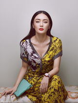 组图：秦岚最新封面曝光 家居大片浪漫如画