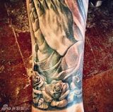 组图：比伯半裸照笑容腼腆 秀腿部祈祷纹身