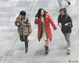 组图：杨幂挺孕肚踩高跟鞋拍戏 助理跪地帮换鞋