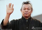 威尼斯闭幕红毯 韩国导演金基德、赵敏秀挽臂亮相
