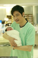 组图：罗嘉良苏岩女儿首曝光 三口幸福相拥