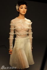 组图：姚晨拍大片花絮曝光 真空上阵扮演白天鹅