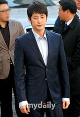 组图：朴施厚被控性侵后赴警署 坚称清白